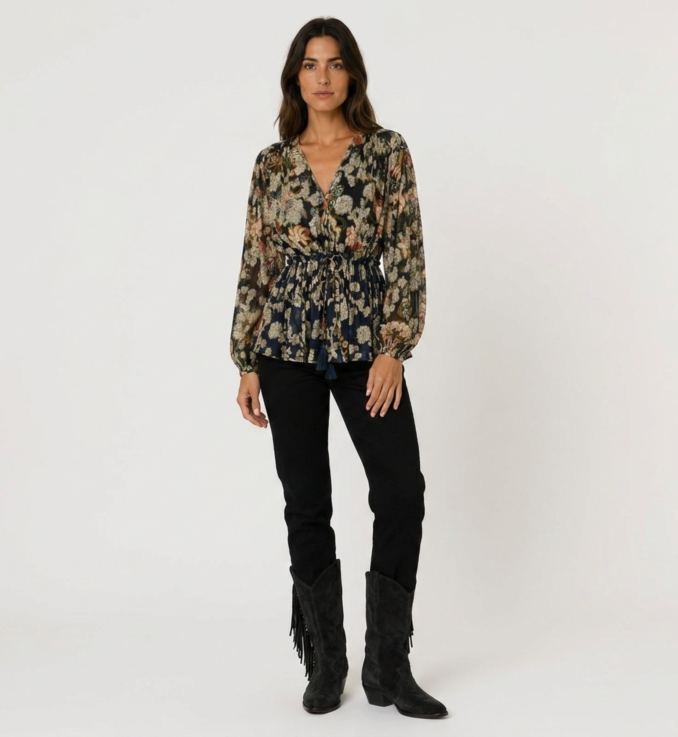 Blusa azul marinho transparente de manga comprida, estampa floral dourada, decote em V, cintura com cordão, vista frontal.