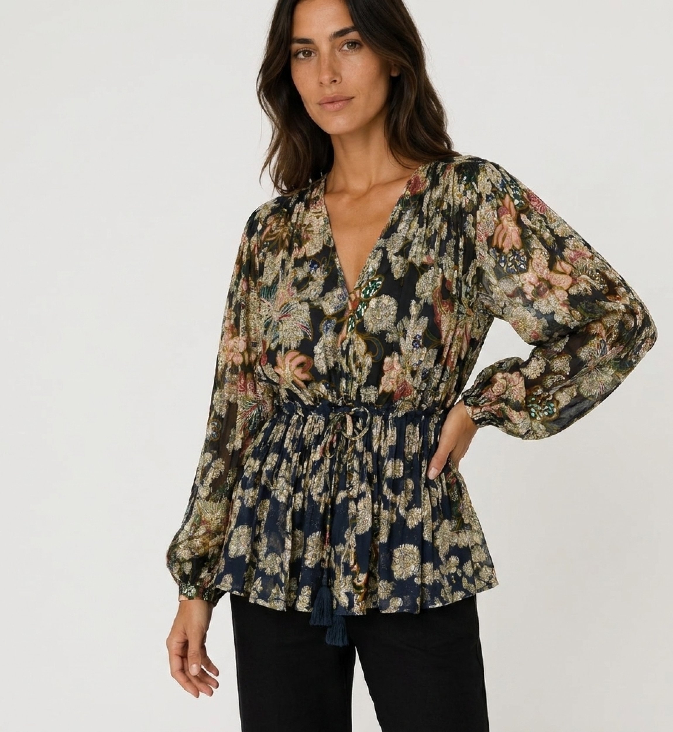 Blusa azul marinho transparente de manga comprida, estampa floral colorida e dourada, decote V, cintura com cordão.