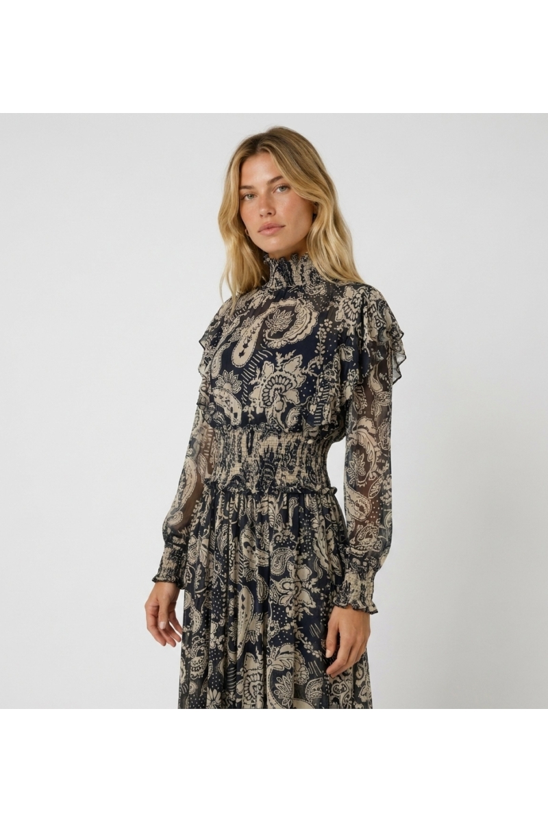 Vestido midi manga longa preto e bege, estampa paisley, gola com babados, cintura franzida, tecido transparente.