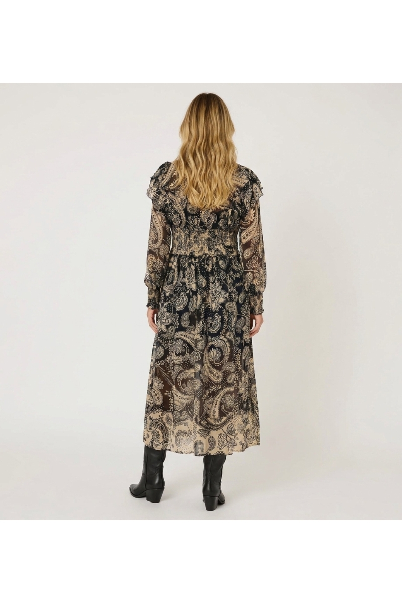 Vista traseira vestido midi manga comprida estampa paisley preto e bege, gola alta com babados, cintura franzida, tecido transpa