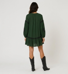 Mini vestido verde oscuro con cuello, bordado floral negro, cintura anudada, mangas largas voluminosas, vista trasera.