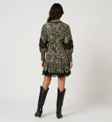 Vestido curto paisley costas, manga comprida, estampa verde preto bege, gola, renda preta, botões dourados, cintura com laço.