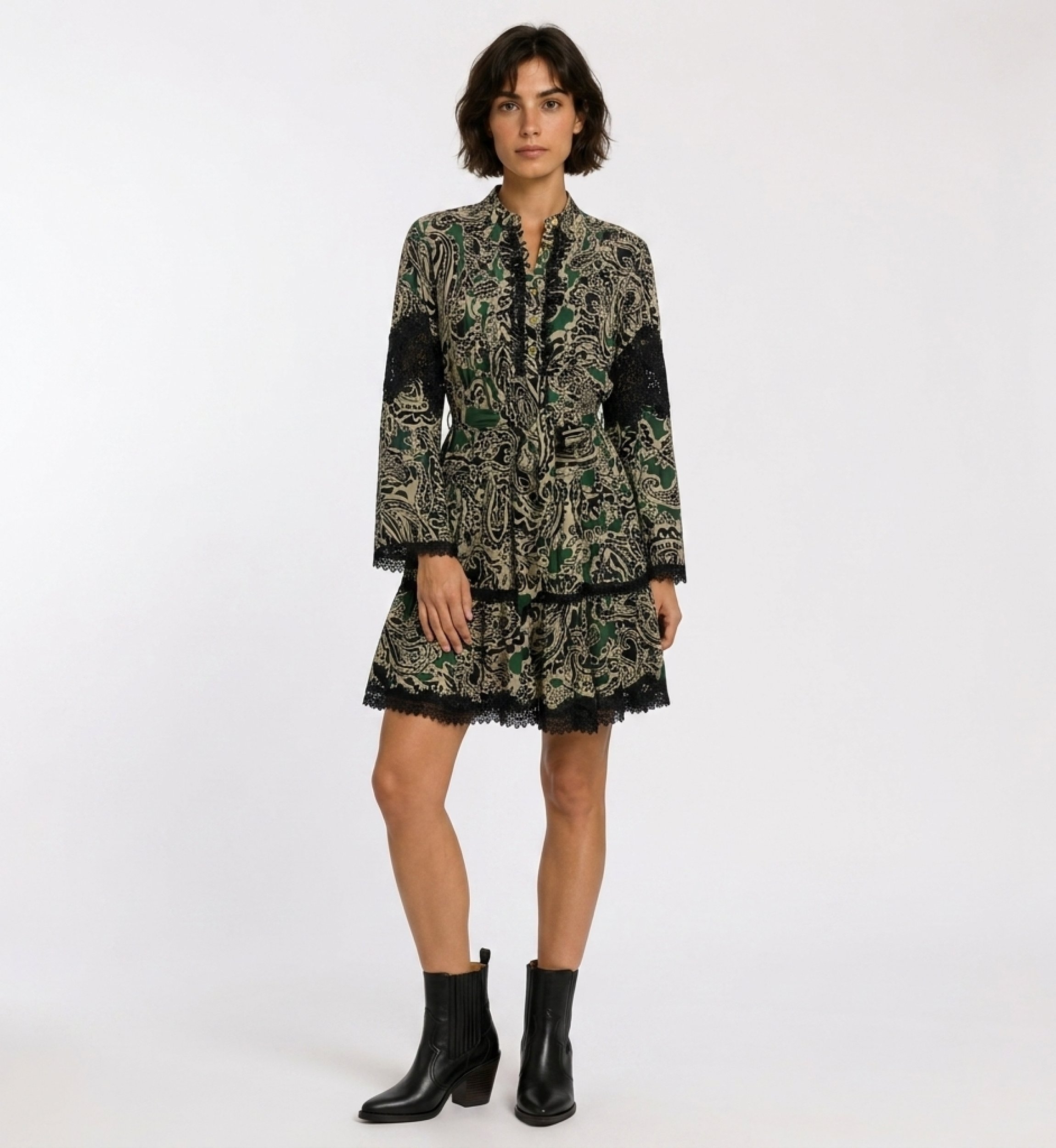 Minivestido manga comprida com gola, estampa paisley verde, preto, bege, saia em camadas, cintura de amarrar e renda preta, vist