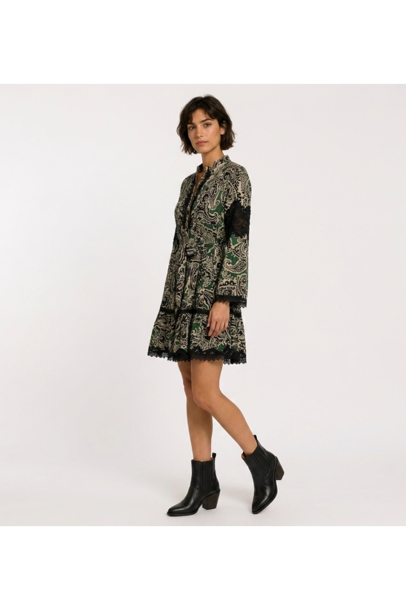 Mini vestido manga longa com gola, estampa paisley verde, preto e bege, saia em camadas, cintura com laço, renda preta, vista 3/