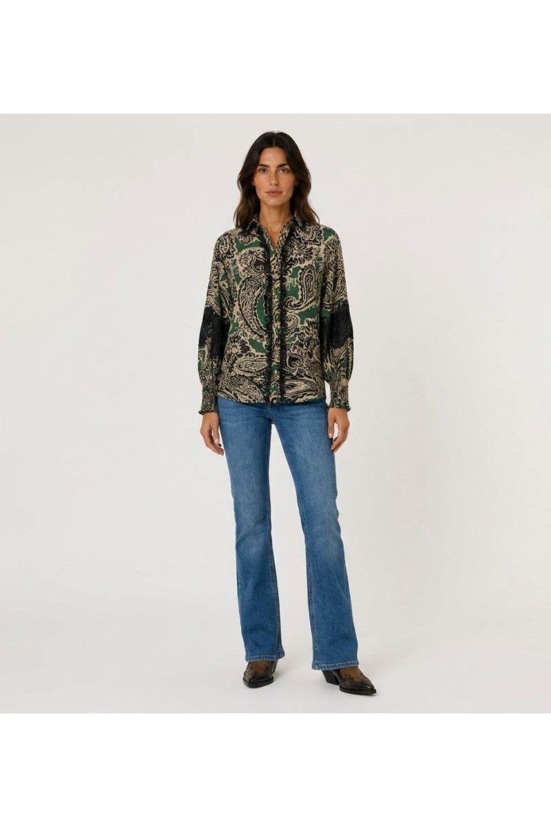 Camisa feminina manga comprida, gola, estampa paisley verde, preto, bege, renda preta, botões dourados, punhos smock. Vista fron
