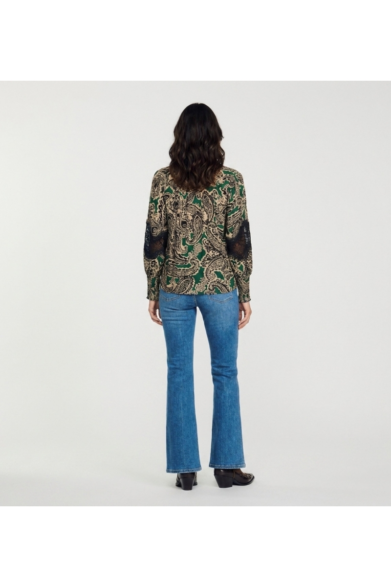 Camisa manga comprida com gola, estampa paisley verde preto bege, renda preta, punhos smock, vista traseira.
