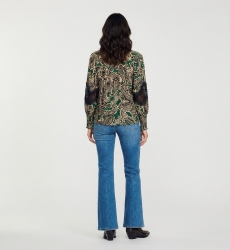 Camisa manga comprida com gola, estampa paisley verde preto bege, renda preta, punhos smock, vista traseira.