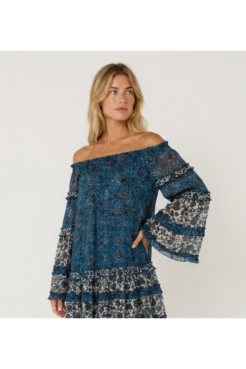 Minivestido azul e branco com ombros de fora, mangas compridas, babados em camadas e tecido floral transparente.