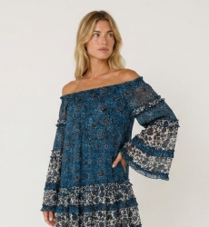 Minivestido azul e branco com ombros de fora, mangas compridas, babados em camadas e tecido floral transparente.