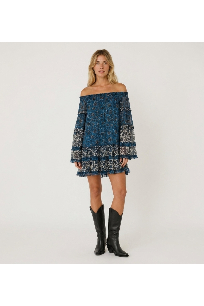Vestido curto azul e branco ombro a ombro, mangas longas, babados em camadas e estampa floral transparente, vista frontal.