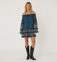 Vestido curto azul e branco ombro a ombro, mangas longas, babados em camadas e estampa floral transparente, vista frontal.