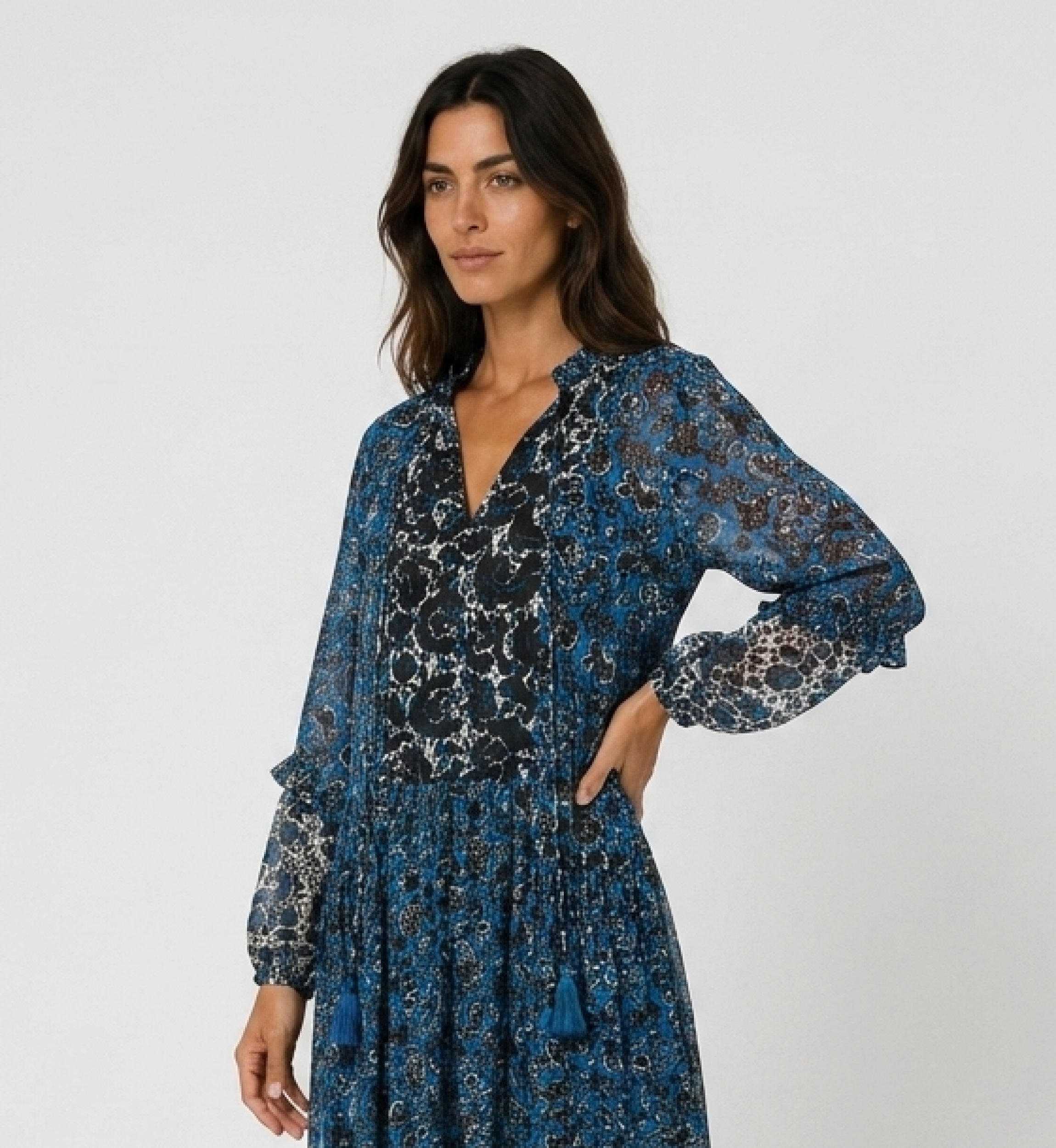 Vestido maxi de mangas compridas em camadas, solto, estampa floral azul, preto e branco, tecido leve, vista lateral.