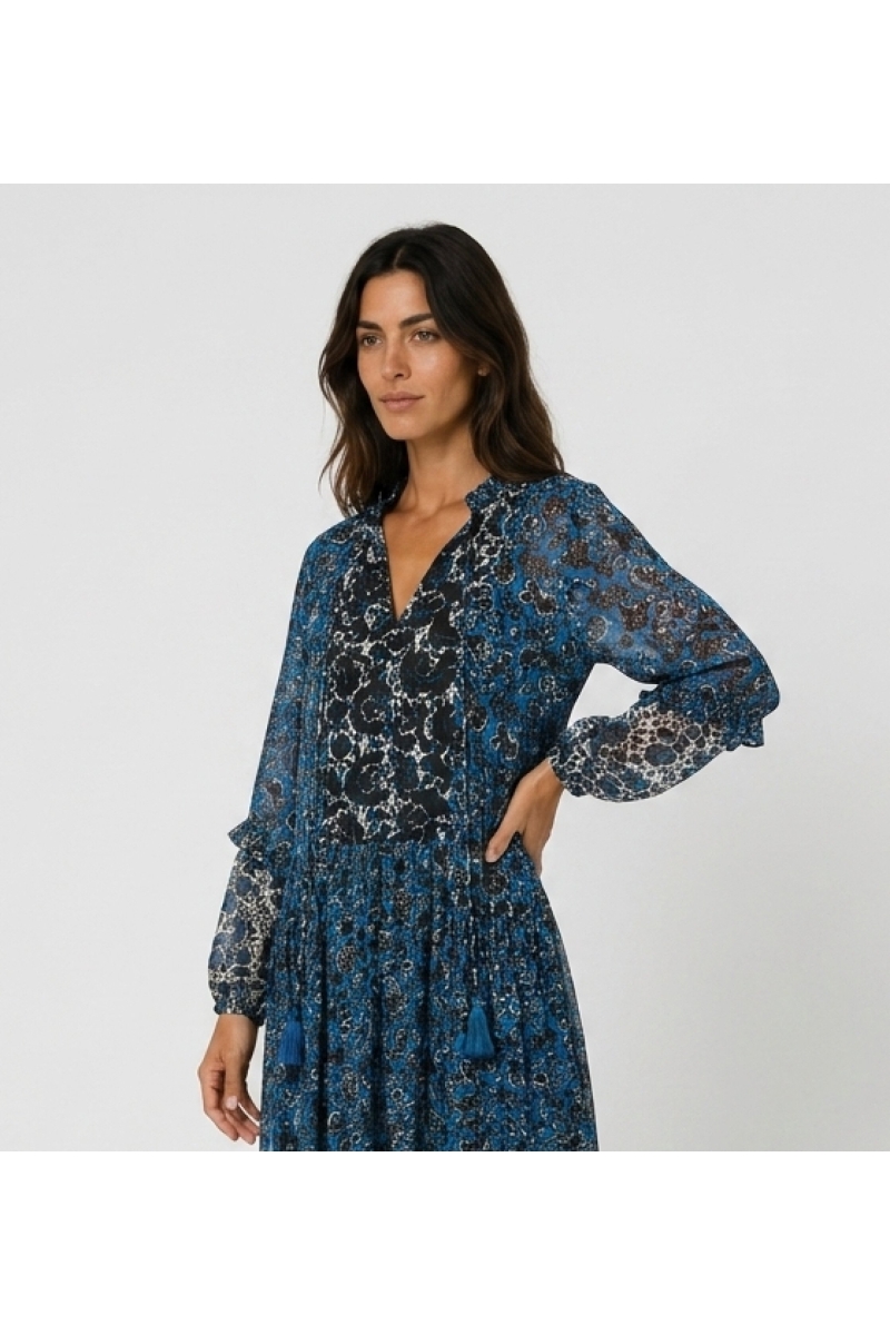 Vestido maxi de mangas compridas em camadas, solto, estampa floral azul, preto e branco, tecido leve, vista lateral.