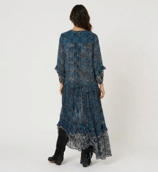 Costas: Vestido maxi de manga comprida com camadas. Estampa floral azul, preto e branco. Tecido leve, transparente, silhueta sol