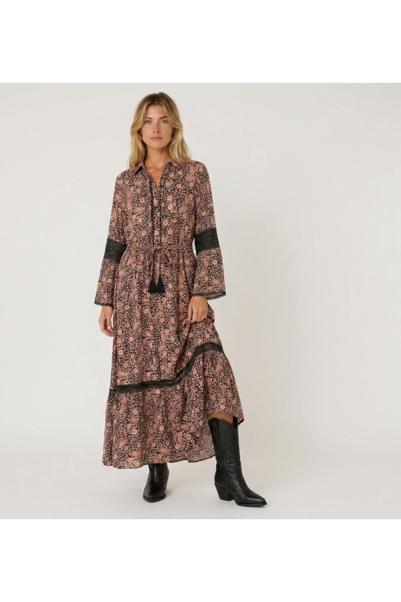 Vestido maxi preto e pêssego de manga comprida com estampa paisley, gola, cintura smock e detalhes em renda.