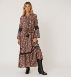 Vestido maxi preto e pêssego de manga comprida com estampa paisley, gola, cintura smock e detalhes em renda.