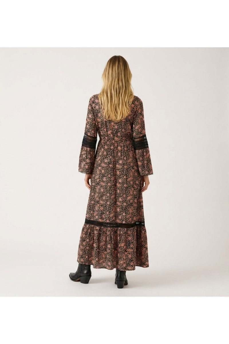 Vista traseira vestido longo manga comprida estampa paisley preto e pêssego, gola, cintura smock, renda.