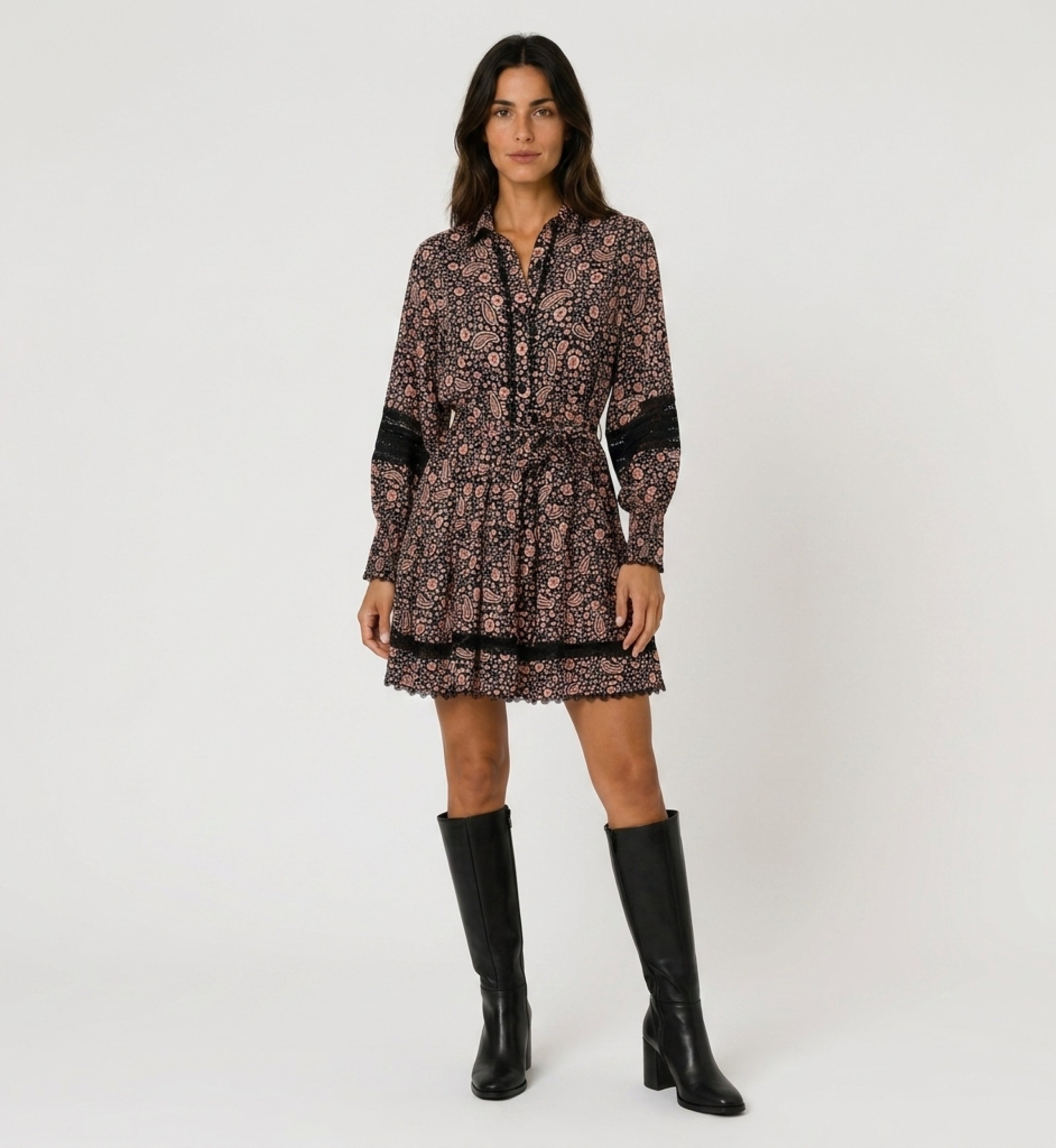 Minivestido preto e rosa estampado floral paisley, mangas bufantes longas, decote em V com gola, renda preta.