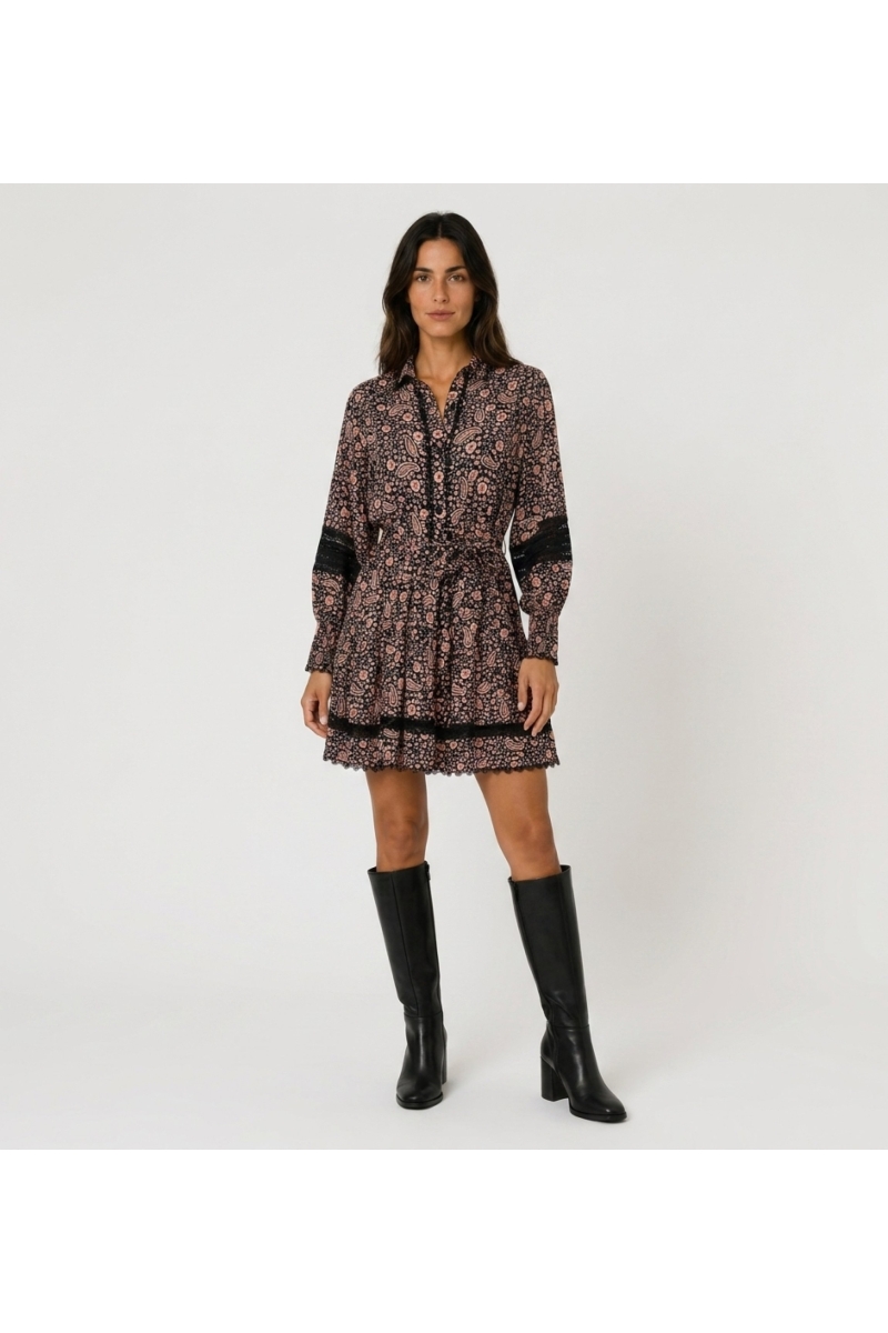 Minivestido preto e rosa estampado floral paisley, mangas bufantes longas, decote em V com gola, renda preta.