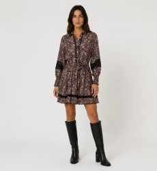 Minivestido preto e rosa estampado floral paisley, mangas bufantes longas, decote em V com gola, renda preta.