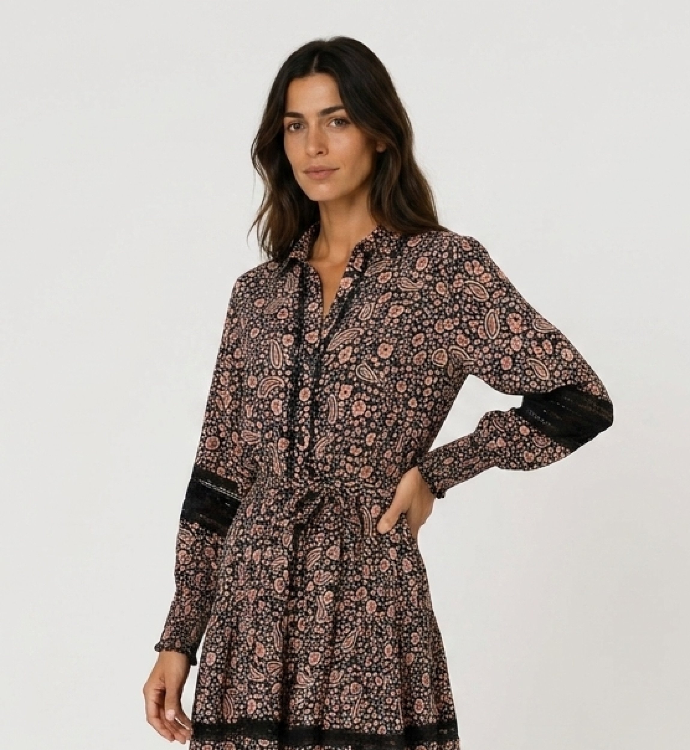 Mini vestido floral paisley preto e rosa, mangas longas bufantes, decote V com gola e renda, vista lateral.