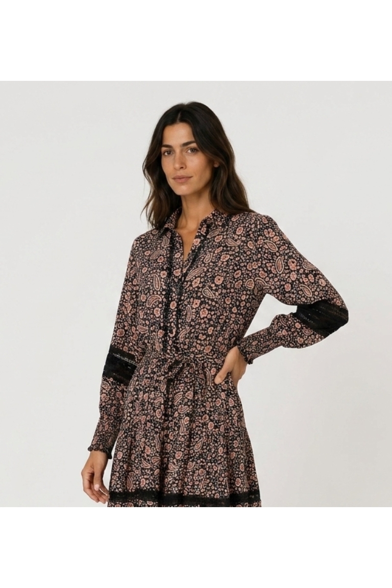Mini vestido floral paisley preto e rosa, mangas longas bufantes, decote V com gola e renda, vista lateral.