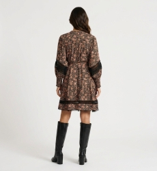 Vista traseira de minivestido preto e rosa com estampa floral paisley, mangas bufantes longas e decote V com renda.