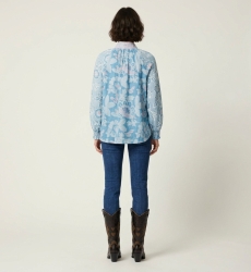 Blusa de mujer azul con estampado floral rosa y blanco, manga larga, cuello alto, corte holgado, vista trasera.