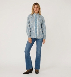 Blusa azul claro de manga longa com estampa paisley branca, gola alta, abotoada na frente e punhos com babados.