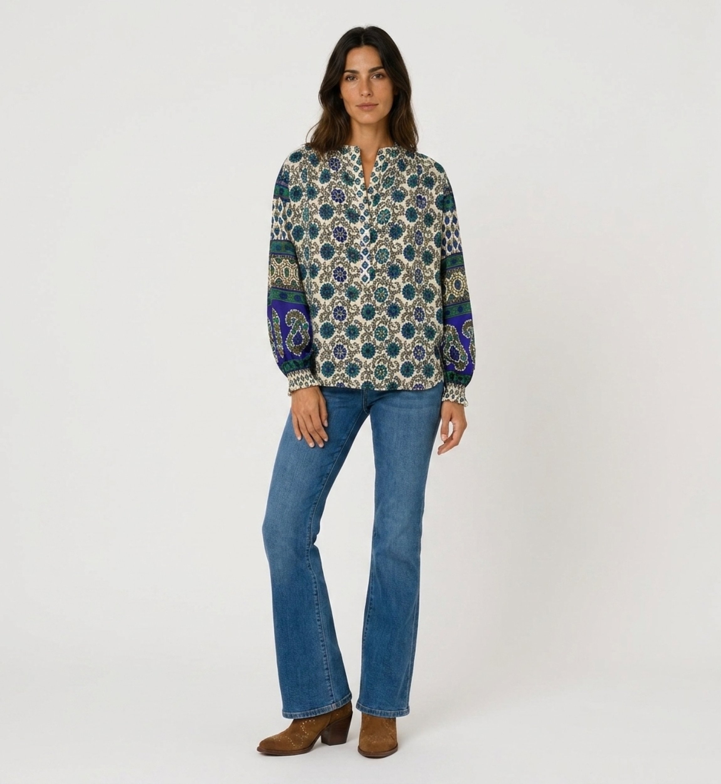 Vista frontal: Blusa creme de manga longa com estampa floral azul e verde, mangas bufantes, tecido leve.