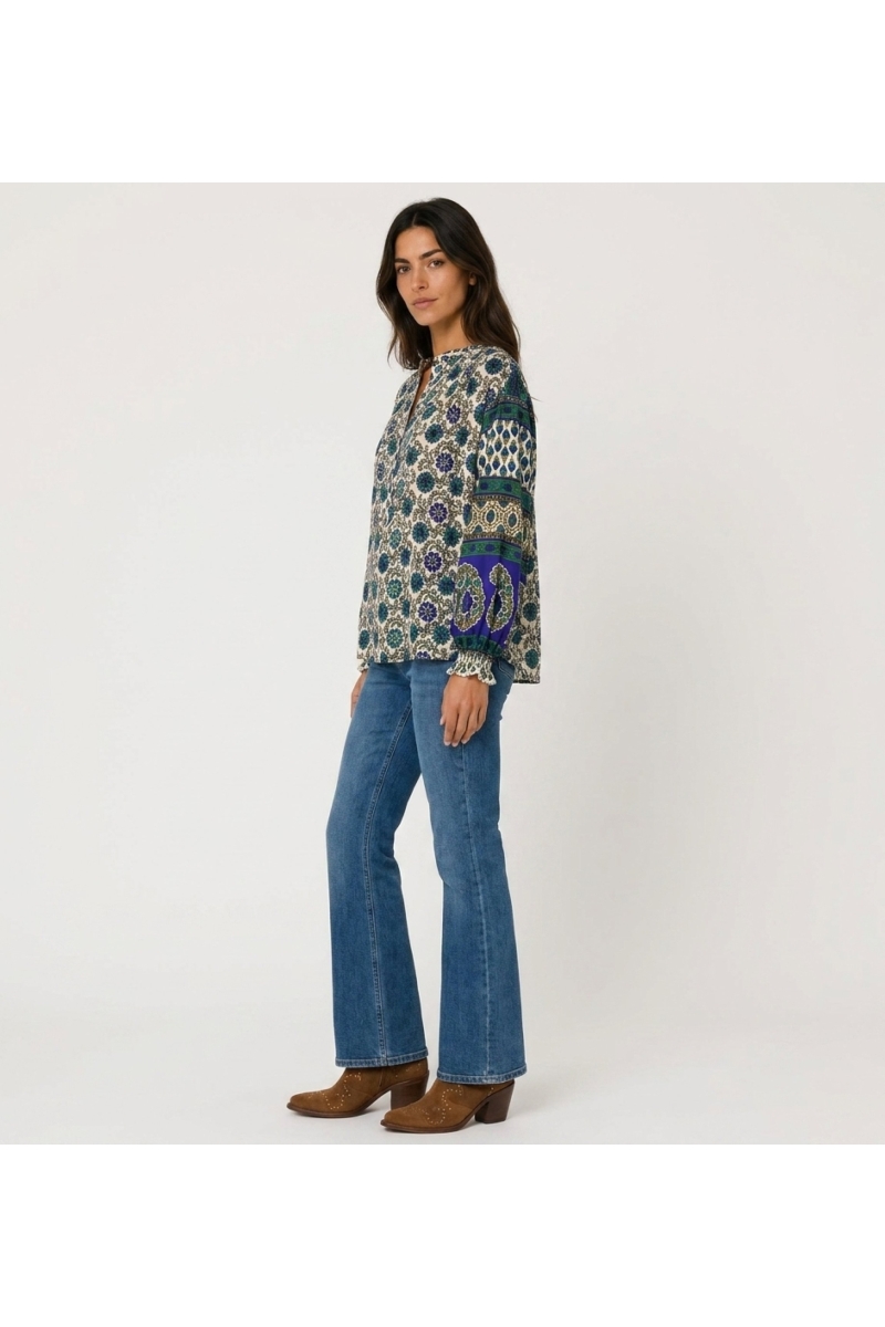 Blusa crema manga larga floral azul y verde, mangas abullonadas contrastantes. Tejido ligero, vista tres cuartos.