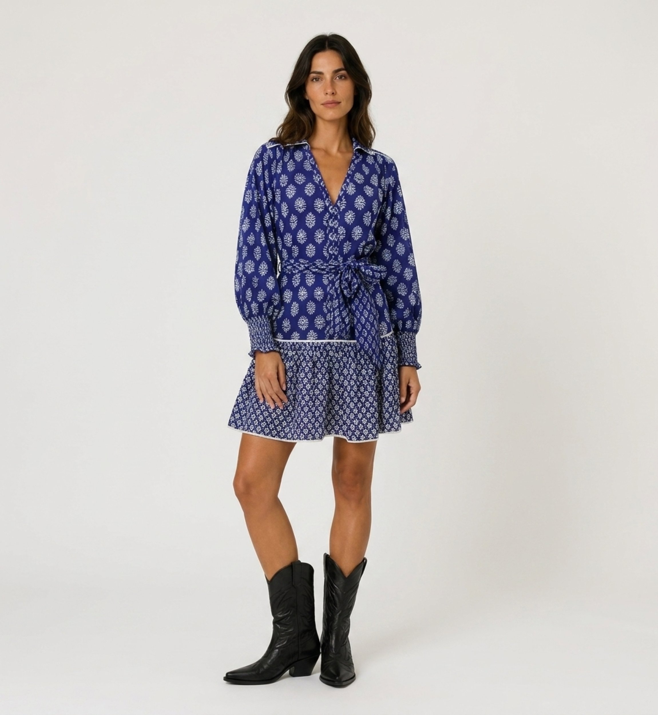 Vista frontal: Blusa azul floral con escote en V, manga larga, puños smock, tejido ligero.
