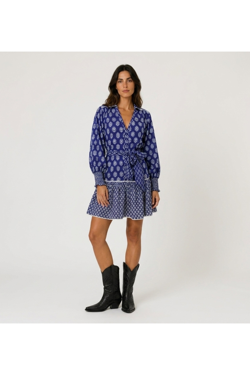 Vista frontal: Blusa azul floral con escote en V, manga larga, puños smock, tejido ligero.