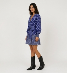 Blusa azul manga longa, decote V, estampa floral branca, punhos smock, tecido leve, vista 3/4.