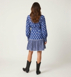 Vista traseira de blusa azul leve de manga comprida com estampa floral branco/azul claro, decote V e punhos smock.