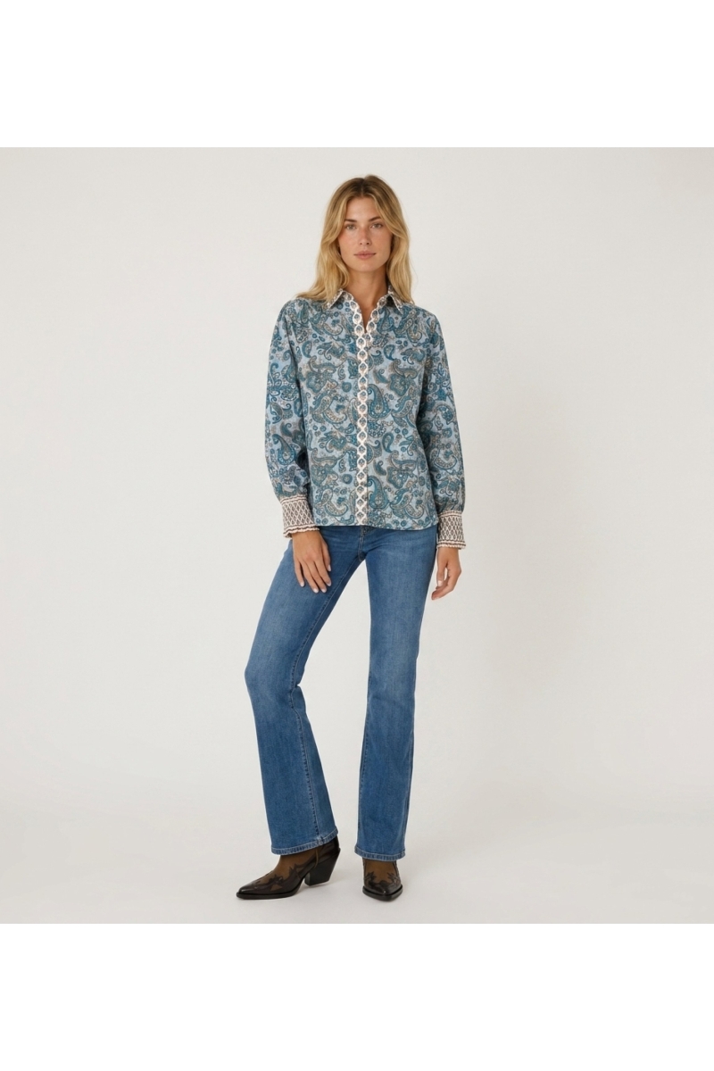 Camisa feminina fluida, vista frontal. Corte elegante e contemporâneo, perfeita para looks casuais chiques ou profissionais.