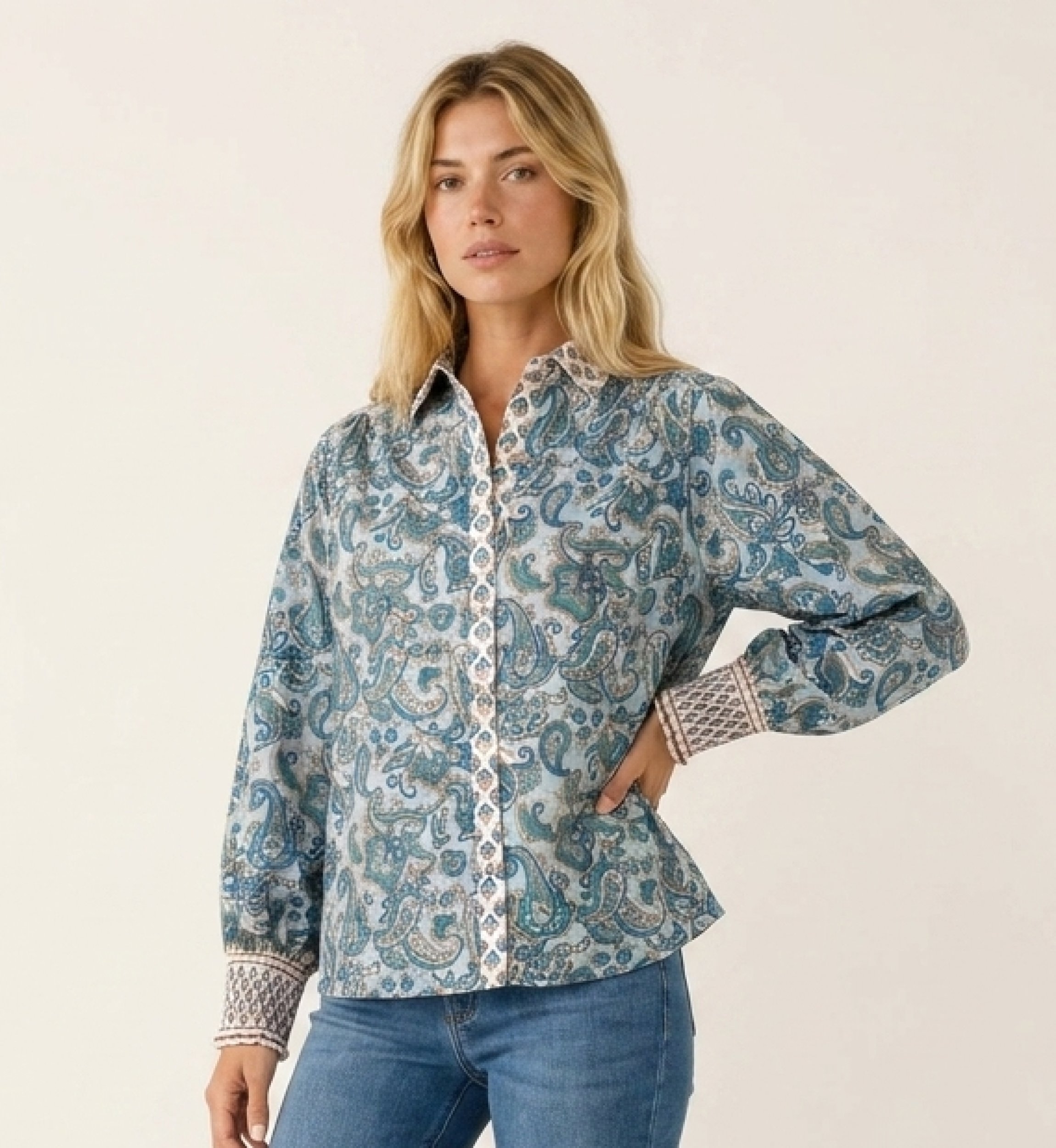 Elegante camisa de mujer con botones, tejido ligero, manga larga, vista tres cuartos. Versátil para oficina o look casual.