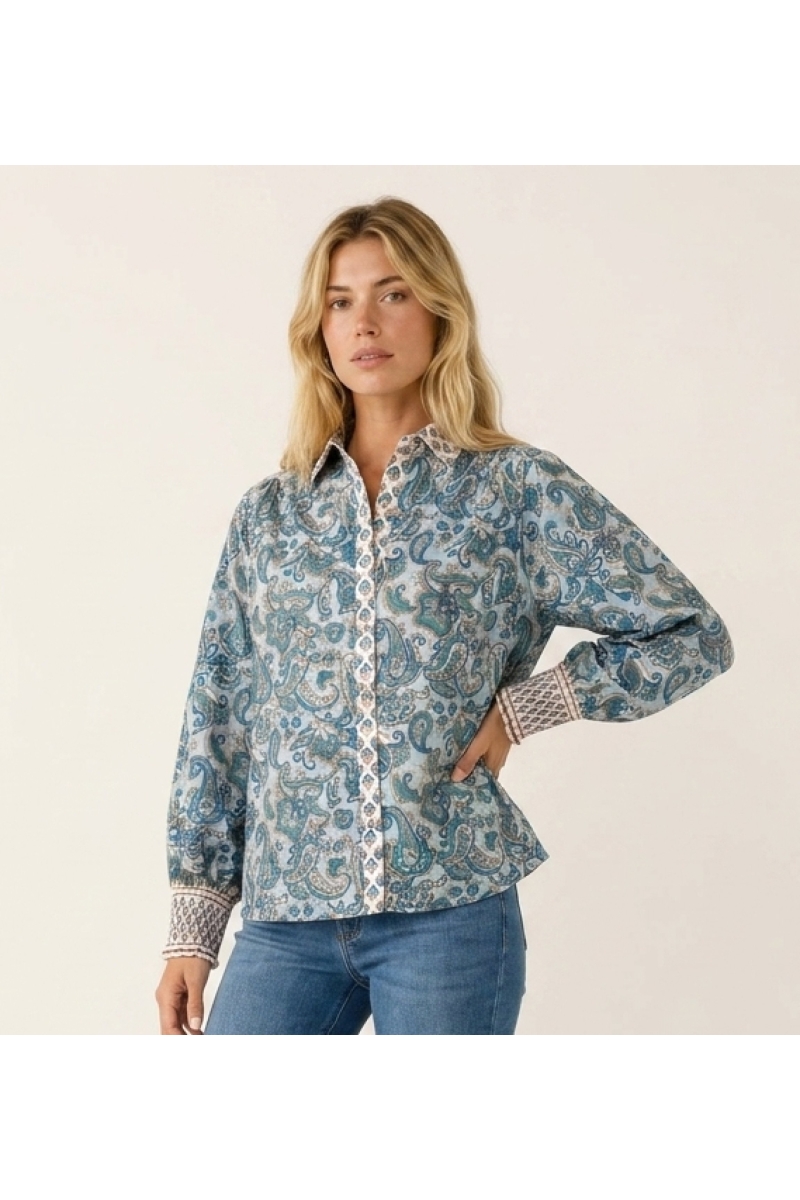 Camisa feminina elegante, tecido leve, manga comprida, vista três quartos. Versátil para escritório ou look casual chic.