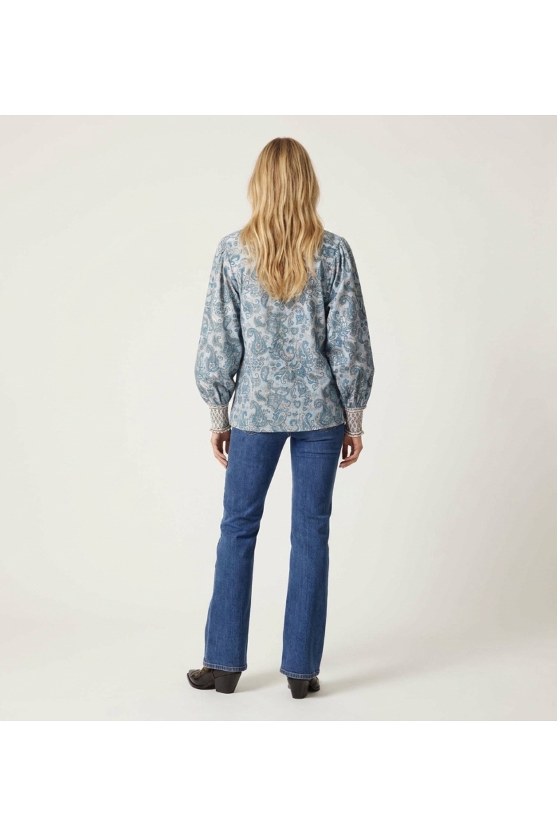Blusa feminina elegante, design fluido, tecido leve, vista costas. Ideal para um estilo casual chic.