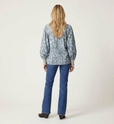 Blusa feminina elegante, design fluido, tecido leve, vista costas. Ideal para um estilo casual chic.