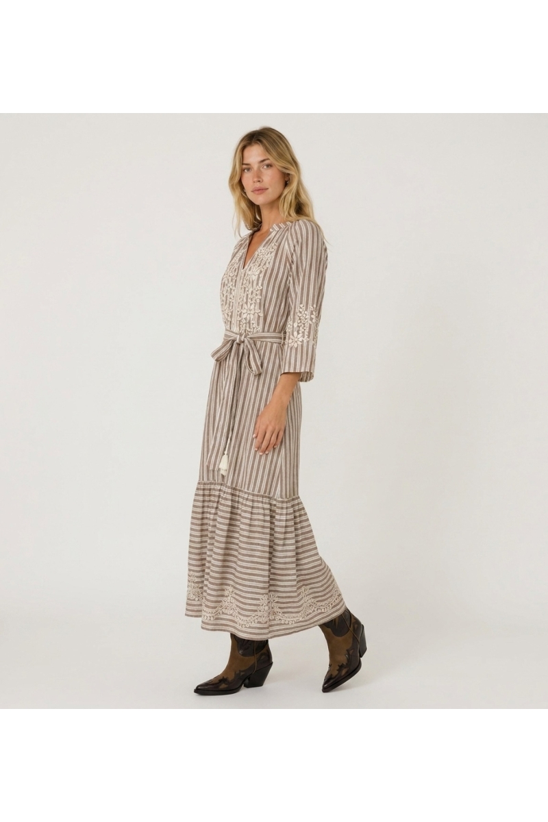 Vestido midi de rayas marrones y blancas, falda escalonada, bordado floral blanco y cintura con lazo y borlas.