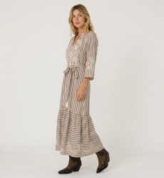 Vestido midi listrado marrom e branco, saia em camadas, bordado floral branco e cintura com laço e borlas.