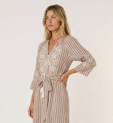 Vestido midi listrado marrom e branco com saia em camadas, bordado floral branco e cintura com laço e borlas.