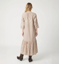 Vista trasera de vestido midi a rayas marrones y blancas con falda escalonada, bordado floral, cintura con lazo y borlas.