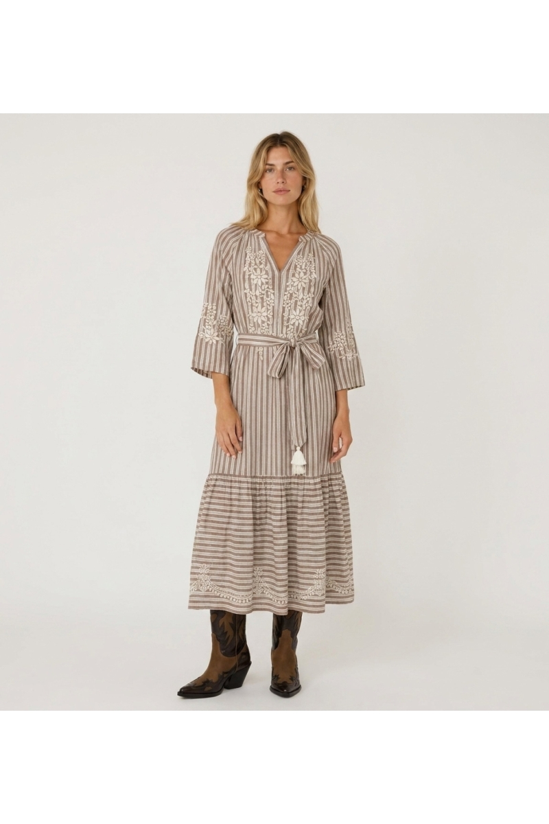 Vestido midi listrado marrom e branco, saia em camadas, bordado floral branco, cintura com laço e borlas, vista frontal.