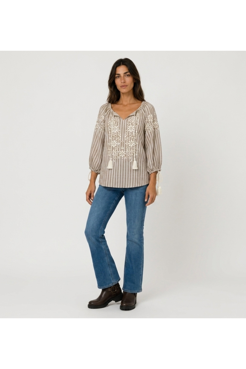 Blusa campesina rayas marrón y blanco, escote V, mangas 3/4 abullonadas, bordado floral blanco y borlas, vista frontal.