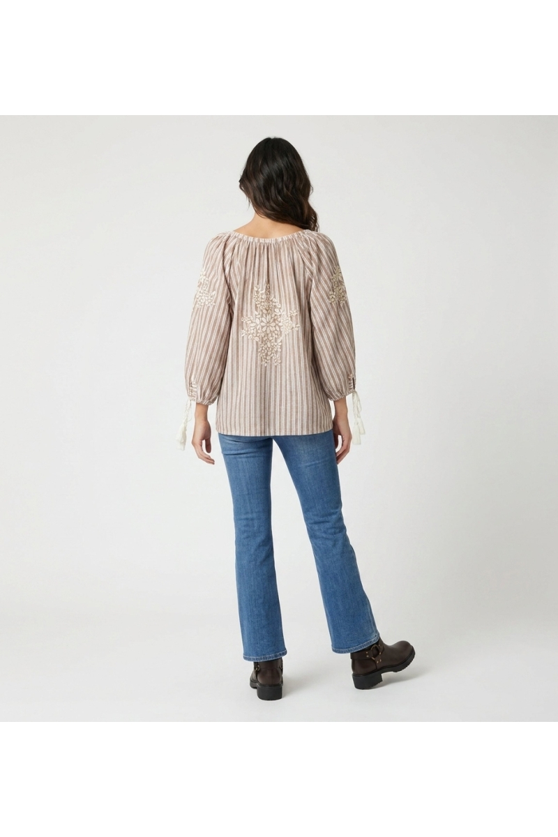 Blusa campesina rayas marrón y blanco, escote V, mangas globo 3/4, bordado floral blanco, borlas, vista trasera.