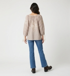 Blusa campesina rayas marrón y blanco, escote V, mangas globo 3/4, bordado floral blanco, borlas, vista trasera.
