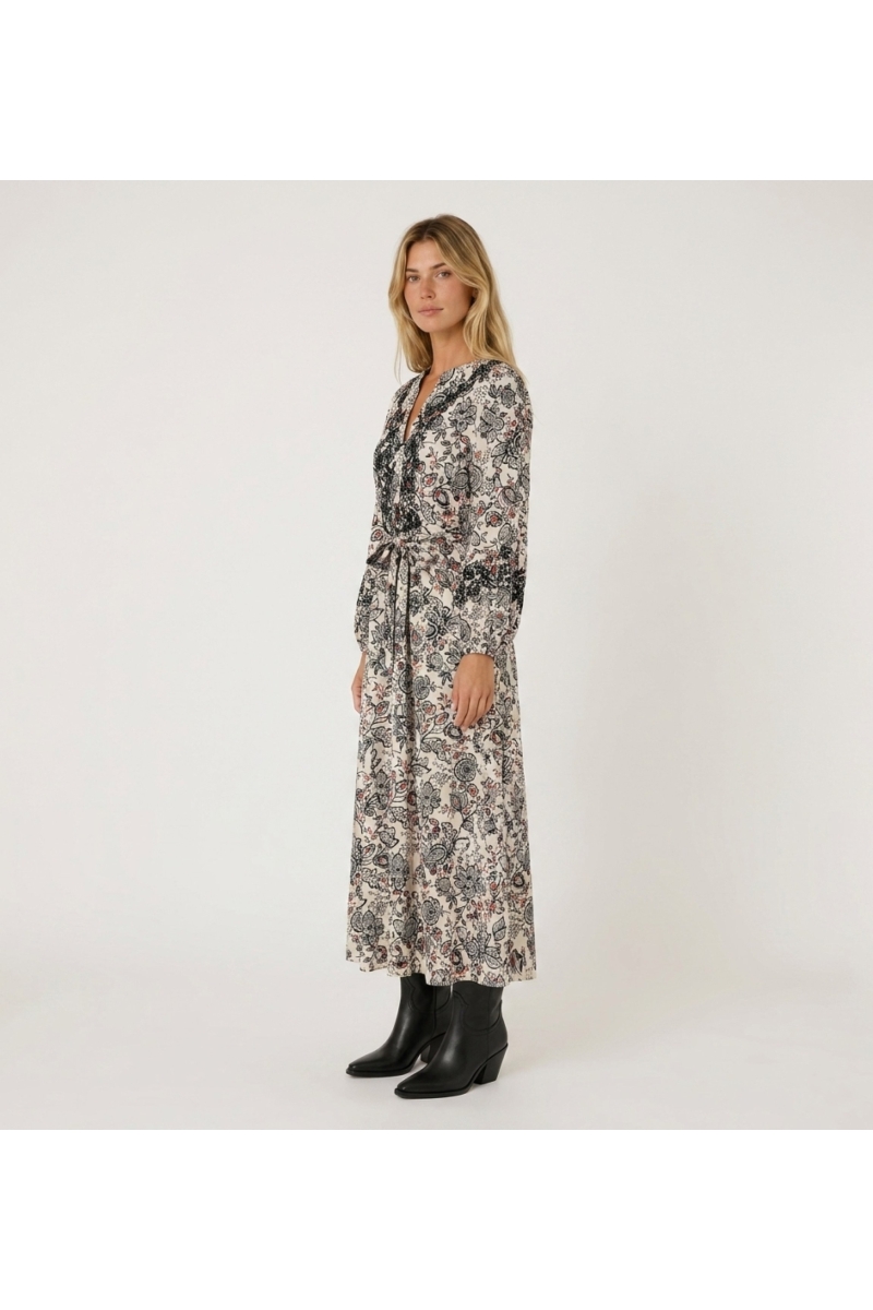 Vestido midi crema con estampado floral negro y rojo, cuello V, mangas globo 3/4, cintura anudable, vista lateral.