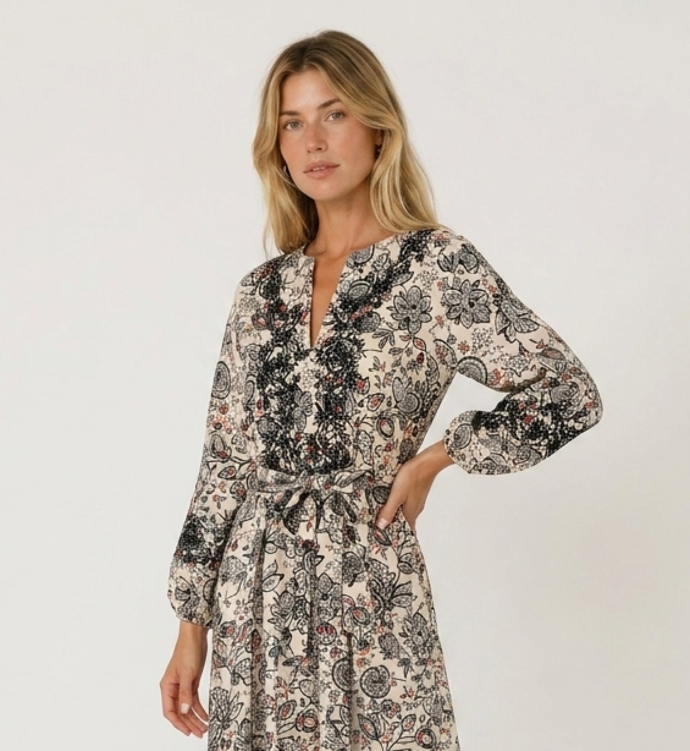 Vestido midi creme com estampa floral preta e vermelha, decote em V, mangas balão 3/4, cintura de amarrar, vista lateral.